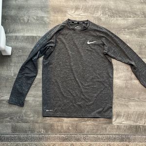 Nike dry fit small gray long sleeve shirt
